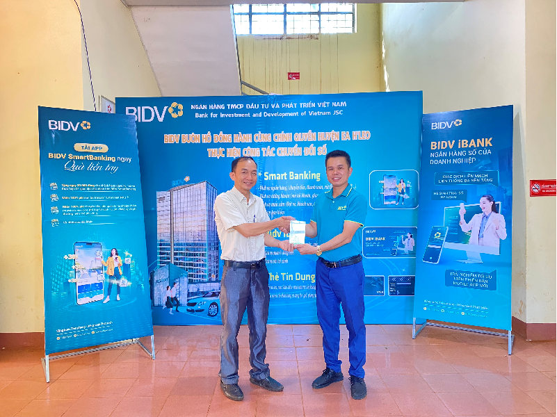 Xã Cư A Mung triển khai thanh toán không dùng tiền mặt trong giải quyết thủ tục hành chính.